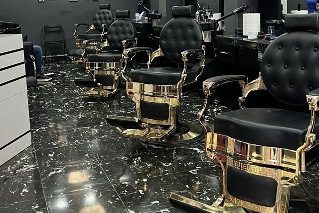 50dd3ed08cef47edb9331c5eda2ef8-barbershop-imperial-biz-photo-0c528d1ee70c44399310ef16bbb73a-booksy Interior de una barbería que muestra sillas y un espejo, listo para atender a los clientes.