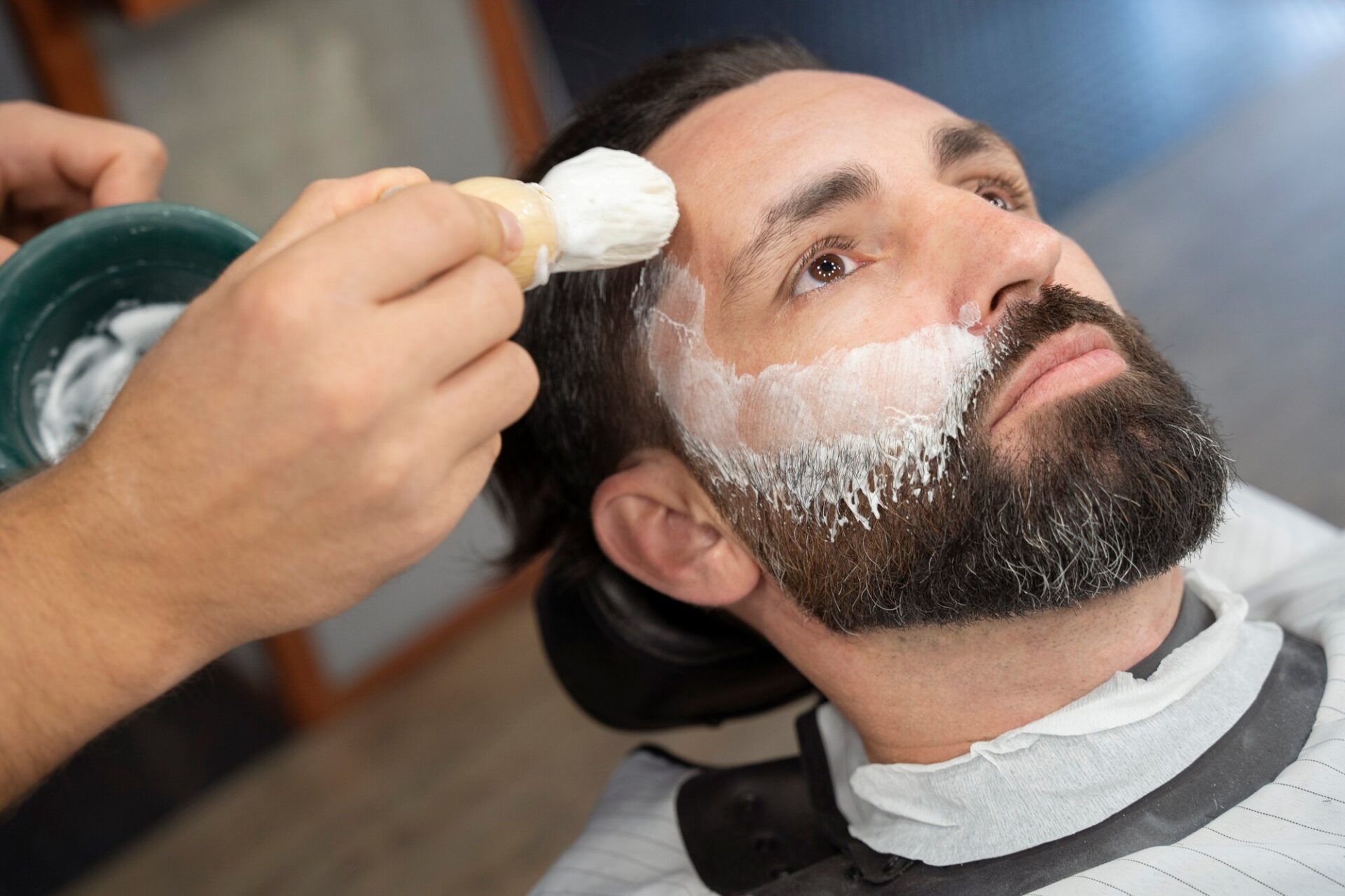 cerrar-hombre-crema-afeitar_23-2149141772 Cerrar hombre crema afeitar 23 2149141772