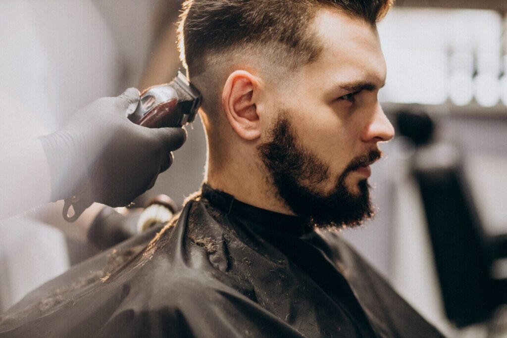 Cliente haciéndose corte pelo en salón peluquería
