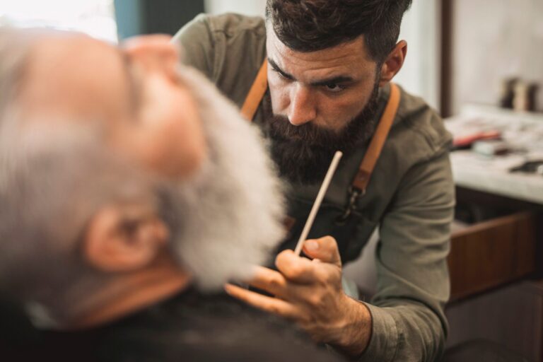 Peluquero hombre inconformista trabajando barba cliente senior 23 2148181893