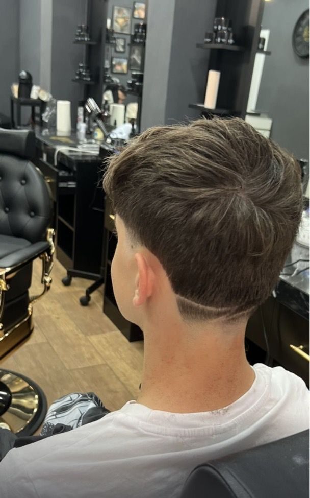 corte de pelo con dibujo en la nuca y perfilado