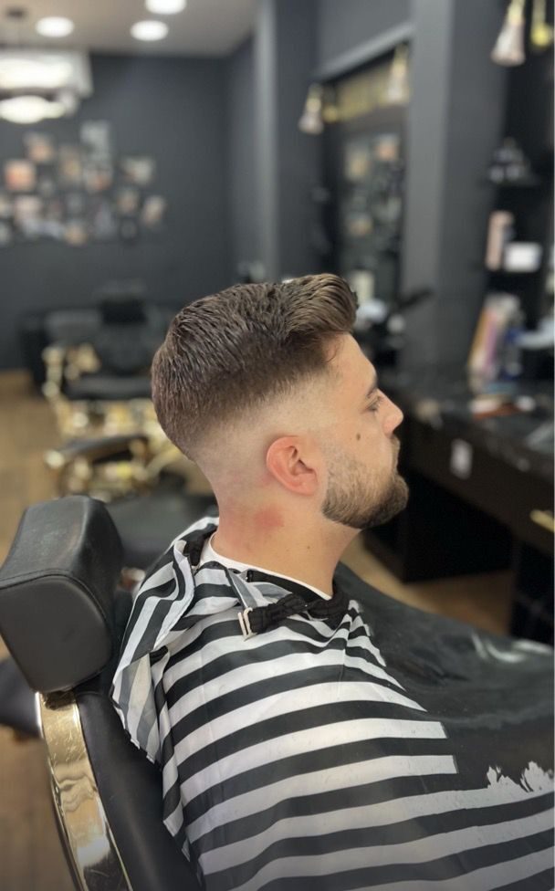Corte de pelo con degradado y perfilado de barba