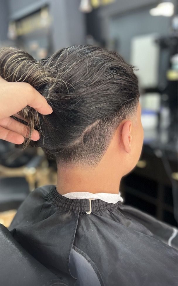 Rapado de la nuca manteniendo largo de pelo del cliente, en Imperial Barbershop