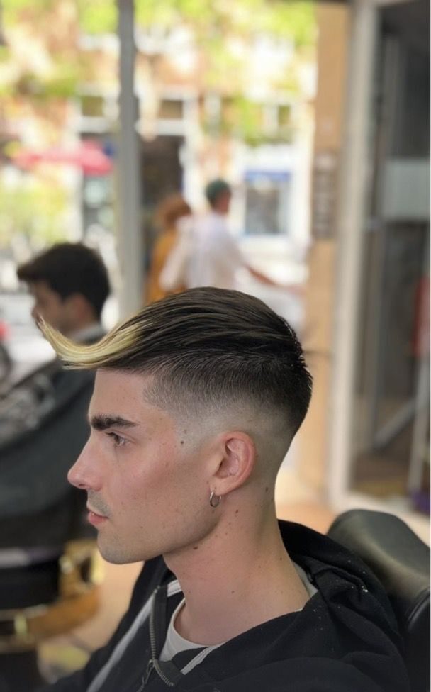Corte de pelo, manteniendo flequillo con mecha rubia, con degradado por encima de la oreja, realizado en Imperial Barbershop