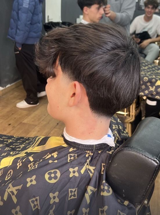 corte de pelo a niño, perfilado pero manteniendo volumen, realizado en Imperial Barbershop