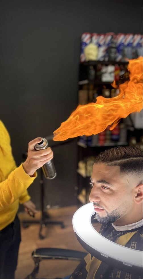 Foto artistica en el que hacen tratamiento con fuego, en Imperial Barbershop