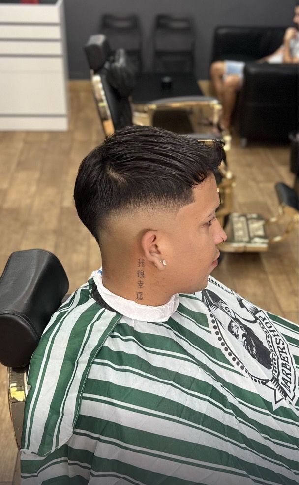 Corte de pelo con degradado y flequillo semi corto realizado en Imperial barbershop