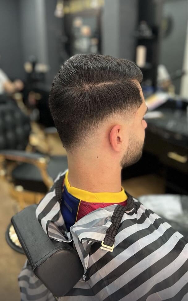Peinado degradado por encima de la oreja hecho en Imperial Barbershop