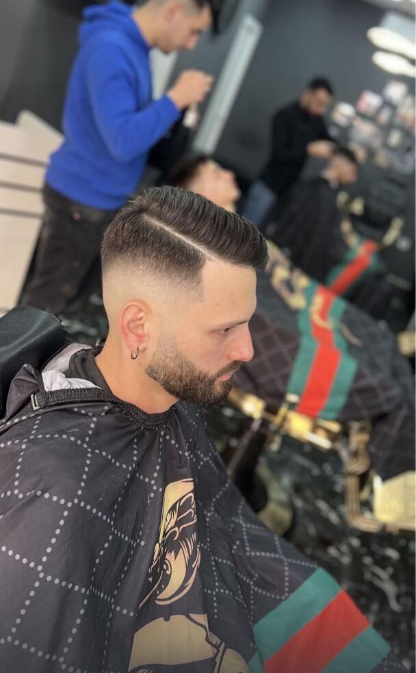 Peinado con linea a un lado y degradado por encima de la oreja hecho en Imperial Barbershop