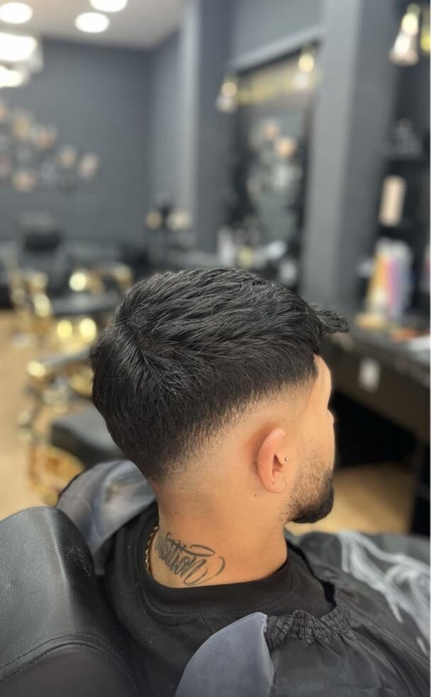 Peinado degradado por encima de la oreja hecho en Imperial Barbershop