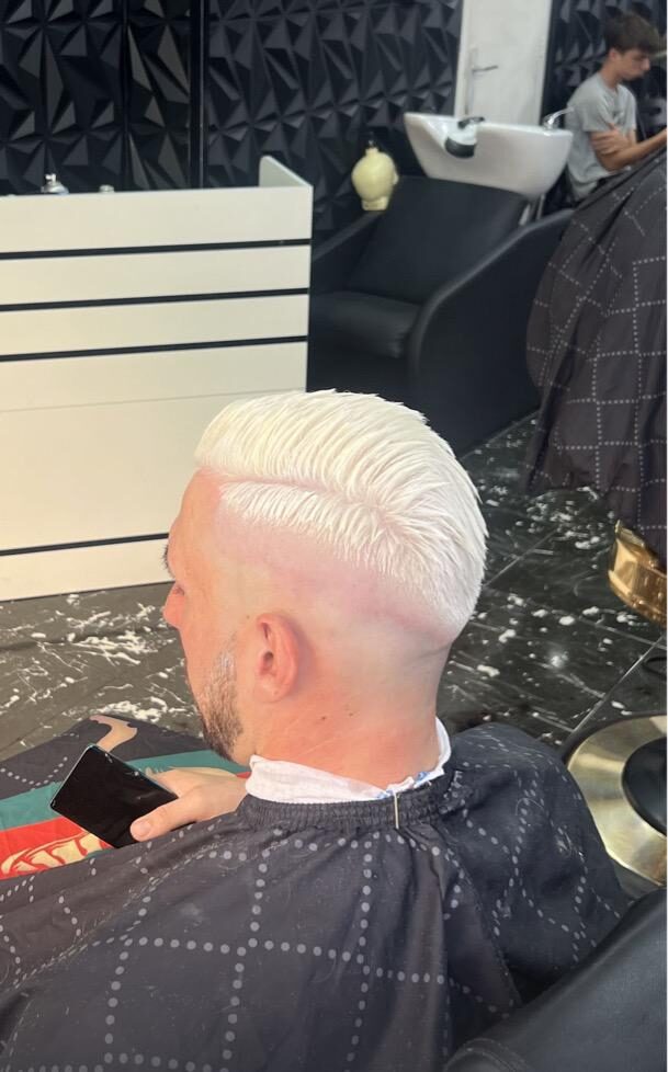 Corte de pelo y decoloración hecha en Imperial Barbershop