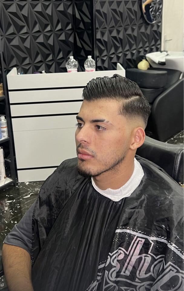 Peinado degradado por encima de la oreja hecho en Imperial Barbershop