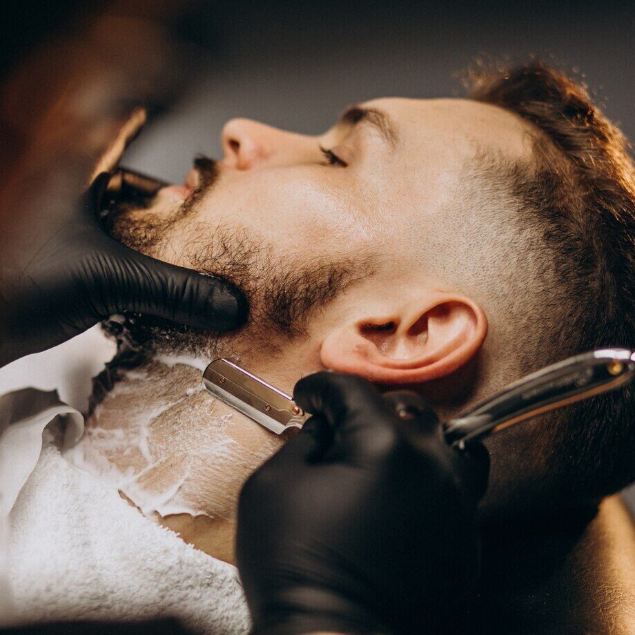 Hombre guapo cortando barba salon peluqueria 1303 20970