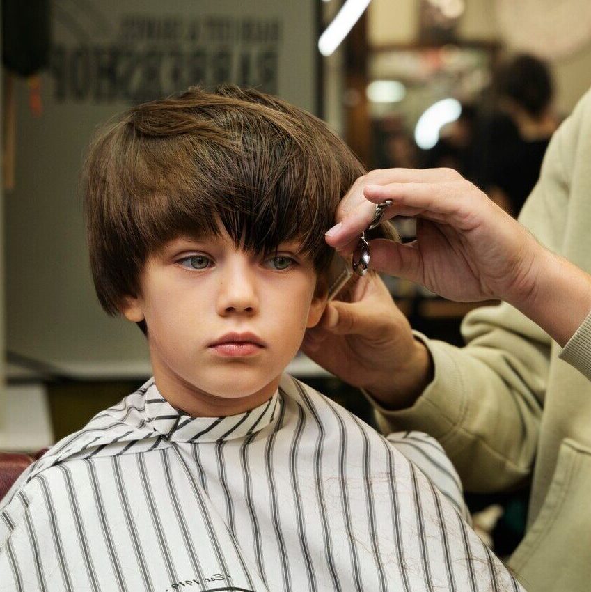 Nino cortandose pelo vista frontal 23 2149870361