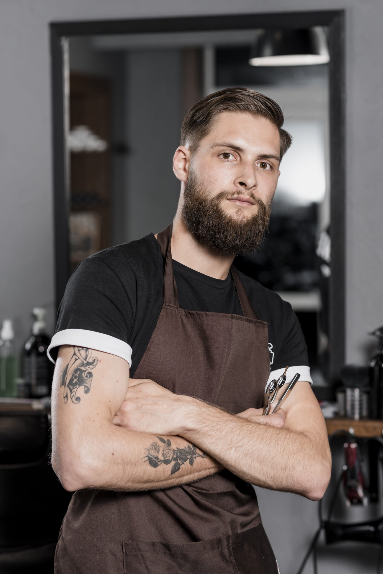 retrato-de-un-peluquero-masculino-con-tijeras Foto del barbero Khalid